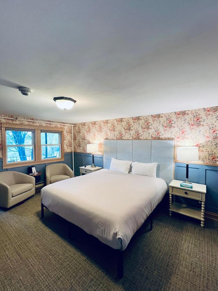 King Room with Pool View interior