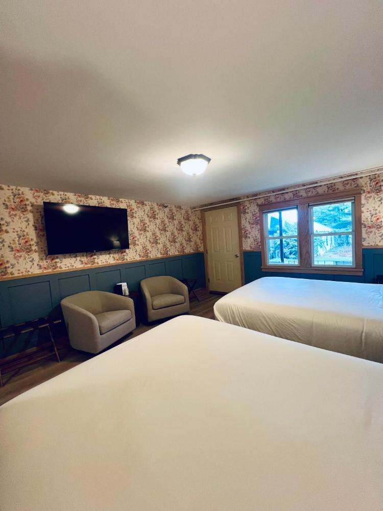 Double or Twin Room with Mountain View interior